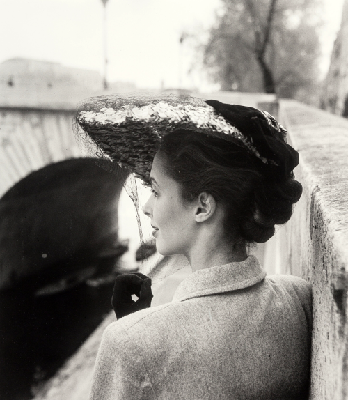 Mode Chapeau, Paris, 1948. Willy Ronis, 1910-2009. Gelatin silver print.