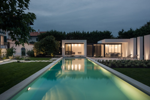 PISCINE & POOL-HOUSE Architect : Atelier Delphine Carrere Landscape architect : Atelier 10 Locat