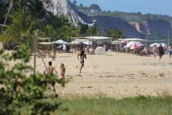yanpille:  During vacation in Bahia (Brazil), Naomi Campbell was angered by paparazzi and ran after him along the beach of Trancoso.   It looks like they&rsquo;re flying