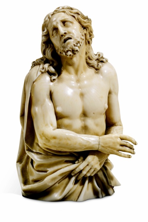 Ecce Homo.Ivory, on an Ebony veneered base.Christ : 13.5 cm.Base : 8 cm.Art by Georg Petel.(1590-163