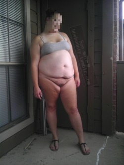 bbwbounty:  Nice belly hang with sexy feet