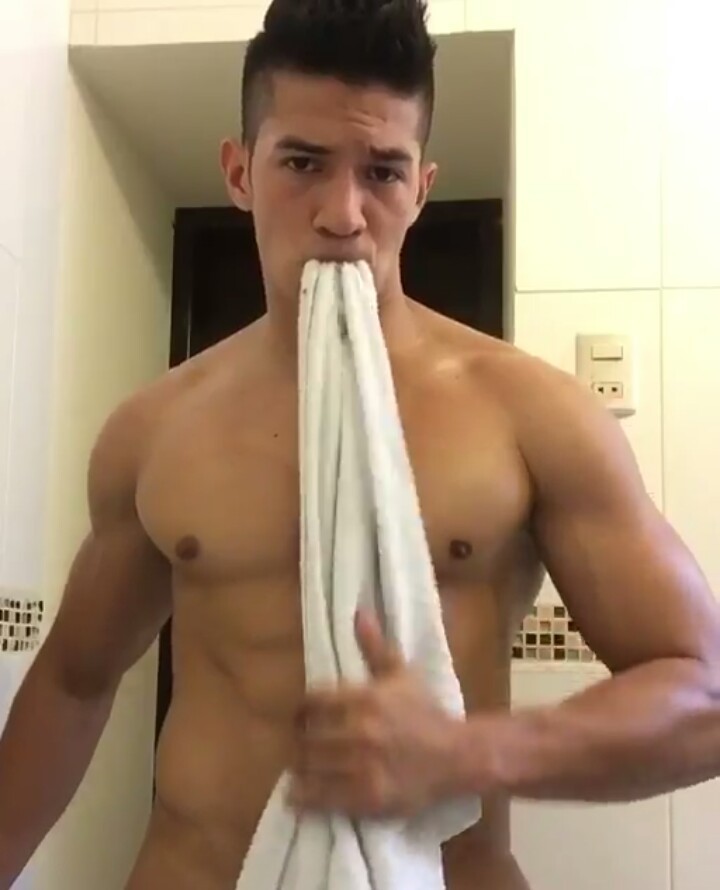 chicosguaposlindos:  Jorge Cruz “Chino” baile Desnudo