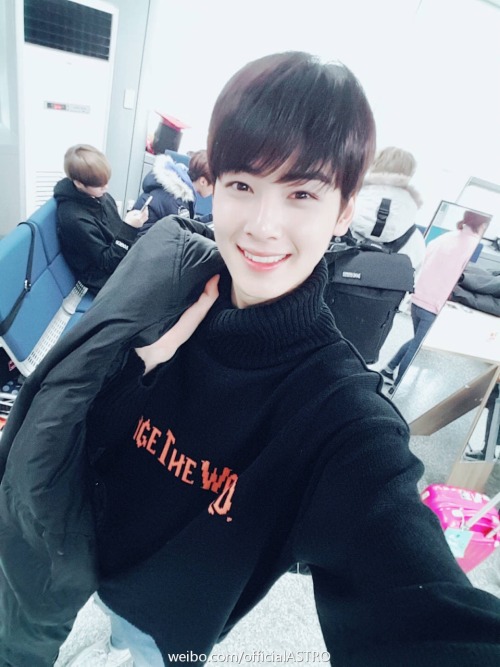 moon-hyuks:  astrodaily:  [161204 ASTRO WEIBO UPDATE]  和银优一起度过美好的一天吧♡♡♡  [TRANS]  Spend the good day together with Eunwoo♡♡♡ trans via astrodaily  me: wow rocky looks good