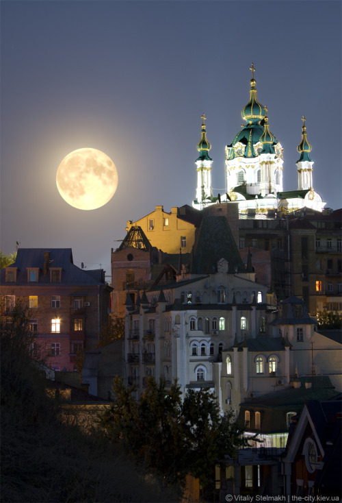 aph-ukraina:Full Moon above Kyiv (old district) .