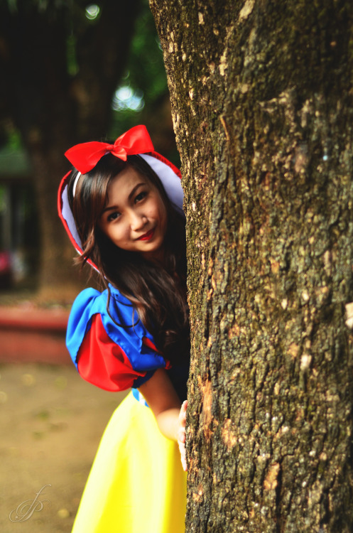 fayepalad:  Snow White Cosplay (by Miles Moreno) Photo by x