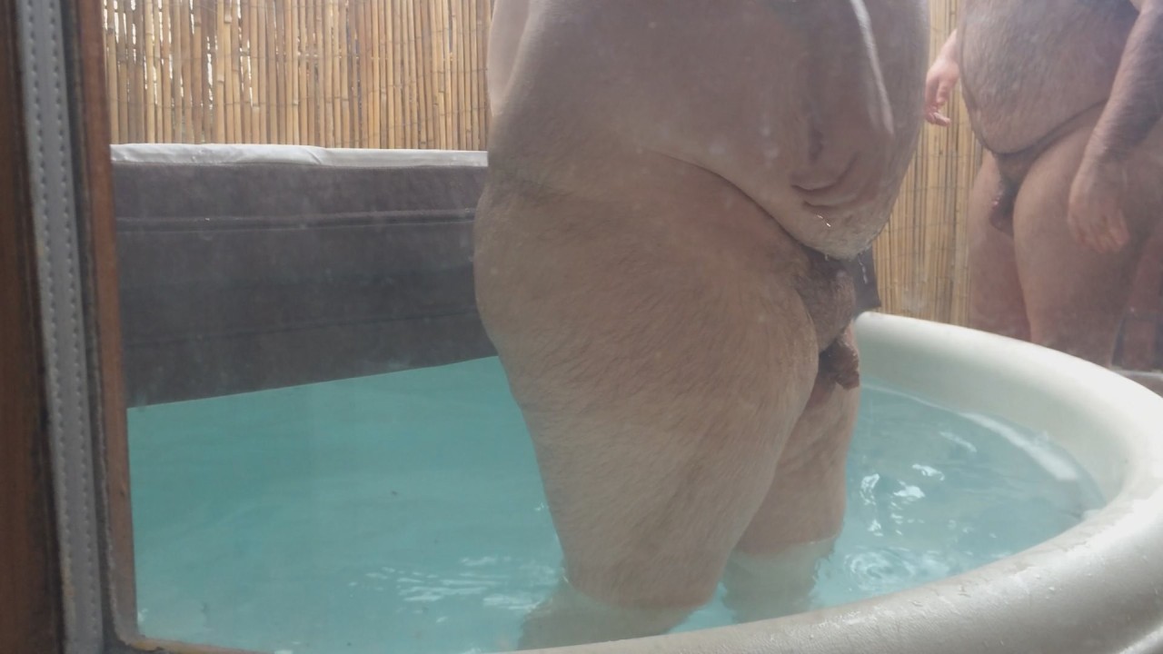 gordo4gordo4superchub:  mikeward1701:  korndoggy and I having fun in the Hot Tub,