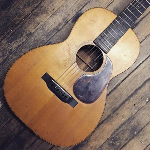 1934 Martin 00-18 #martin #0018 #1934 #vintageguitar #acousticguitar #nazarethpa (at Collar City Gui