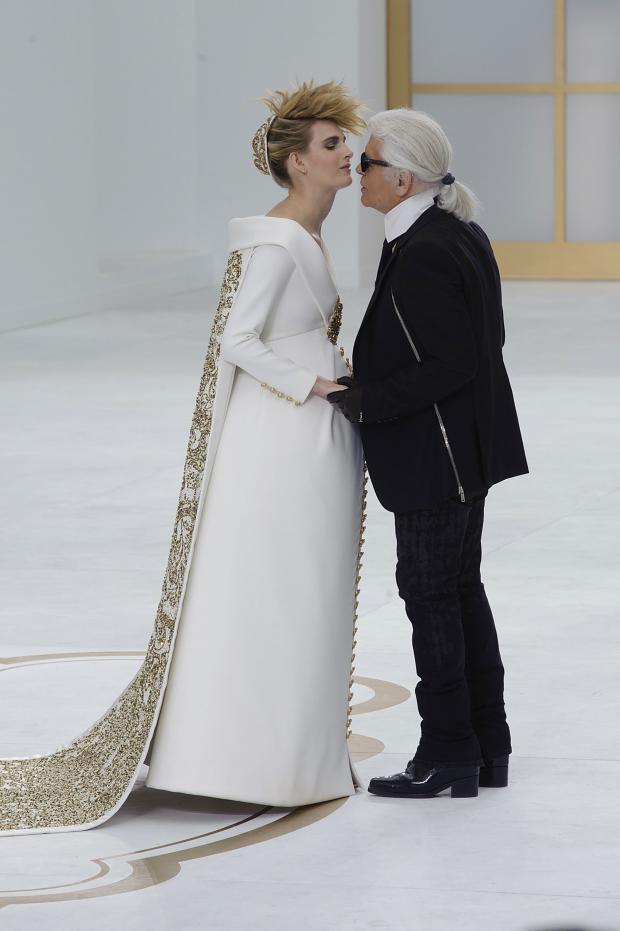 mulberry-cookies:  6 Months Pregnant Ashleigh Good and  Karl Lagerfeld @ Chanel Fall