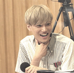 blondejongin:  touching his neck while he’s listening… 