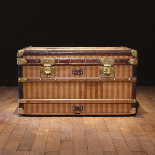 Rare brass bound striped Louis Vuitton trunk.   Fonte : Online Galleries , Source : tinamotta.tumblr