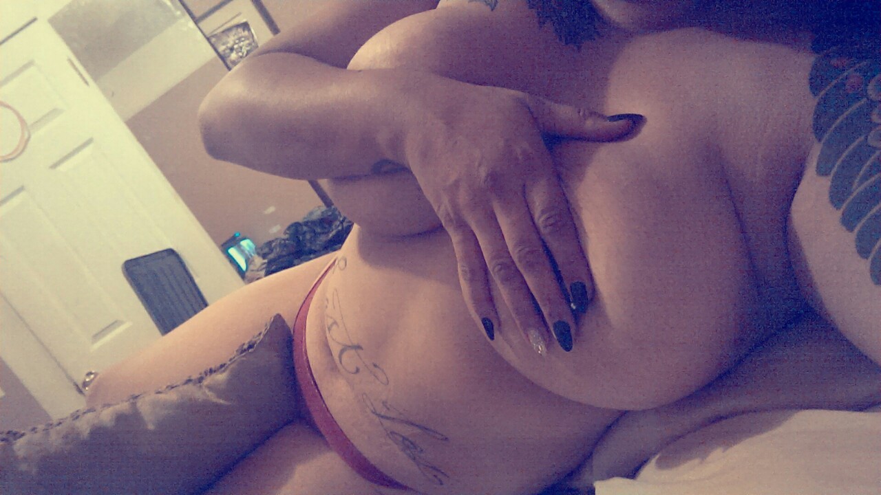 kimmy-creepers:  In bed killing time… Gonna go finish a tattoo.
