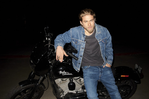 wholelottahot:CHARLIE HUNNAM