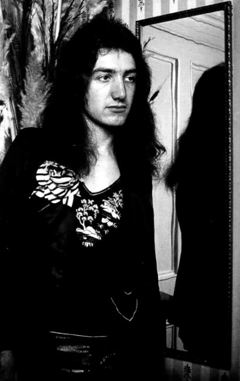 deakysgirl:lucyyboynton:John Richard Deacon, born August 19, 1951Thats my man That outfit on the top