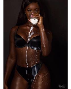 stretchmartinblr:  sp8syPour Some Chocolate on Me  THAT&rsquo;S SO FUCKIN HOT!