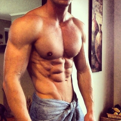 hotguyswithabs:  Find a gay fuck buddy tonight: