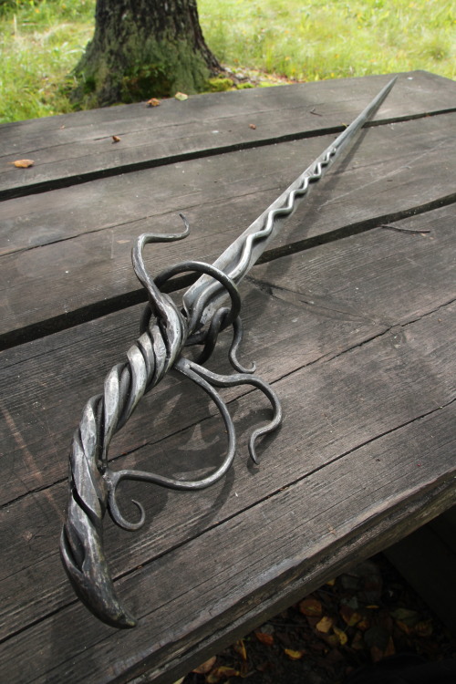 systlin: iamemeraldfox: routavirta: Finally finished this R’lyeahan Rapier. Ia Ia lets poke so