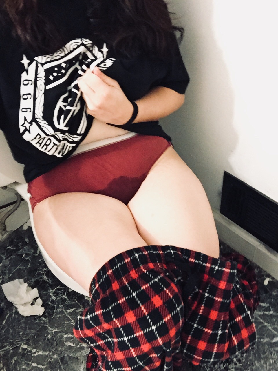fluffy-omorashi: I made it all the way down the hall without peein my pants!!.. But as soon as I opened the door, I just couldn’t wait and started leaking while running across the bathroom to the toilet… ~(｡⋟﹏⋞｡”)  I opened the lid to