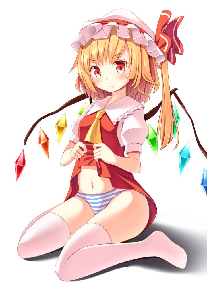 東方、フランドール・スカーレット、oimo (imoyoukan)、高解像度、パンツ、リボン、ストライプ、ショートヘア、アスコットタイ、サイハイソックス、サイドポニーテール、一人、下着、女一人、帽子、白いレッグウェア、眉をひそめている、縞パン、翼、シンプル背景、赤目、金髪