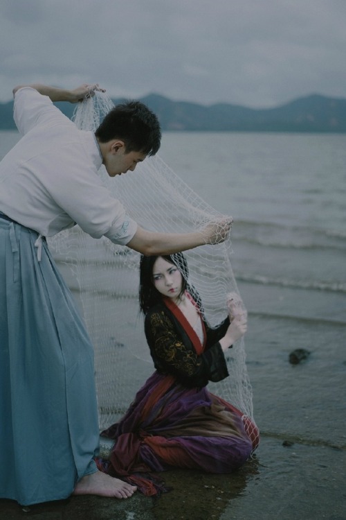 ziseviolet: —— The tears of a mermaid/鲛人泪 —— “南海之外，有鲛人，水居如鱼，不废织绩，其眼泣，则