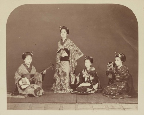 Female dancer and musicians, Kyoto, ca 1875, by anonymous Japanese photographer