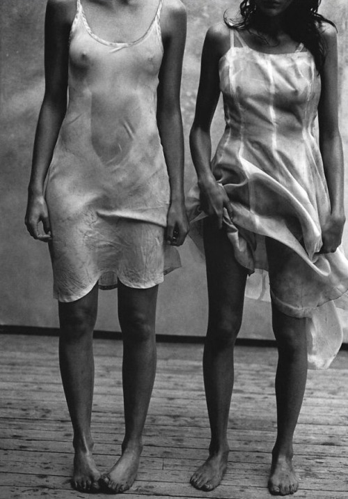 hurtos:  Missy Rayder & Mini Anden. Peter Lindbergh. Vogue Italia, 1997.