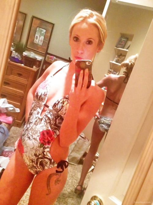 wivesforreblogging:  Self shot Cyndi - a submission to wivesforreblogging