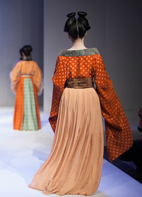Traditional Chinese hanfu exhibition of tang dynasty and warring states period by 装束与乐舞
