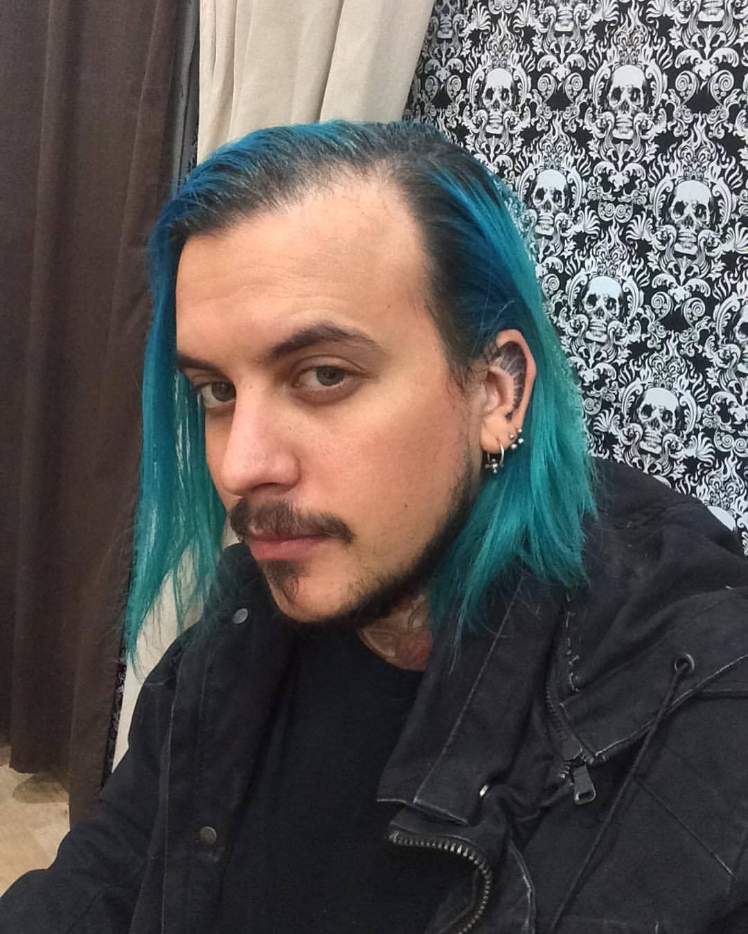 Cuando estás aburrido eh intentas que en la@foto salga tu cabello y el tatuaje de