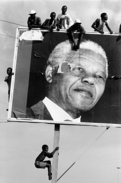 shihlun:  RIP: Nelson Mandela (1918-2013) Photo by Ian Berry, South Africa, 1994.