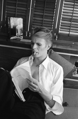 colecciones:  David Bowie reads “The Man Who Fell to Earth” script, 1975. Photo by Steve Schapiro.