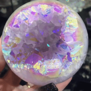 sixpenceee: The above is an angel aura geode sphere. It’s so pretty! (Source)