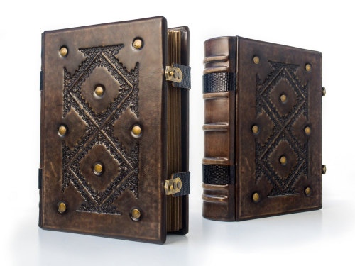 wordsnquotes:  The Medieval Art Of Bookmaking Reclaims Its Place In Modern Craft aLexLibris is an online shop which crafts medieval style leather journal. These designers have inherited the practice of bookmaking, passed on from generations, and with