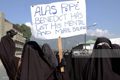 speciesbarocus:Members of the women-only organization Dukhtaran-e-Milat (Daughters of Faith) chant s