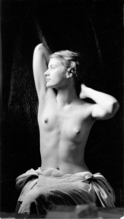 adreciclarte:Lee Miller - Self Portrait, 1930