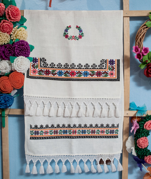 polishcostumes:  Fragment of embroidery from Opoczno, central Poland. Source: jarmarkjagiellonski.pl