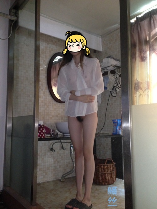 sexyssh: 不定期更新我的骚货女友，女友身材偏瘦、皮肤特别白，两个大腿是绝佳的炮架，足交口交功夫也是一流