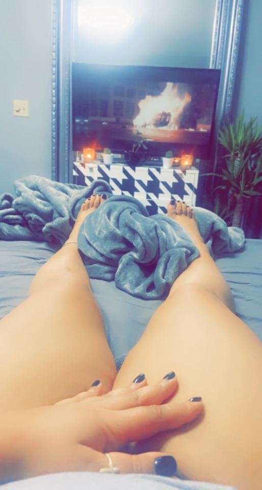 caramelswirlxx:Reblog if you love a beautiful bushy pussy  Them toes, suckable!
