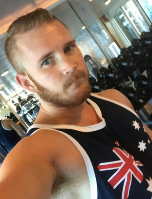 furrypty:  http://furrypty.tumblr.com/ – a blog to indulge your senses with the beauty of male shapes.