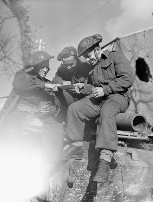 Privates J.R. Ratelle, F. Gignac and G. Bergeron, all of the Régiment de Maisonneuve, looking at sna