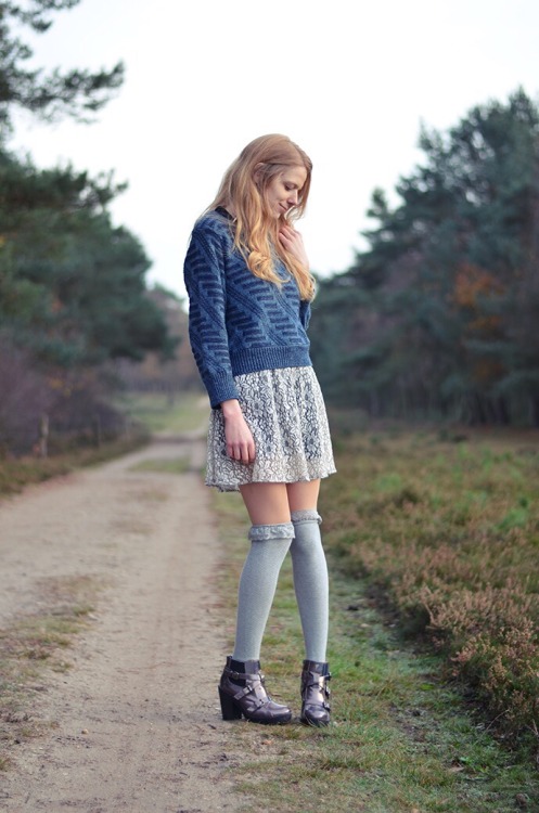 http://www.fashionwasmysecondlove.com/2015/01/outfit-blue-vintage-sweater.html