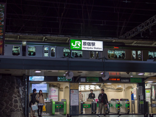 yunzix:  jr yamanote harajuku station by siche on Flickr. 