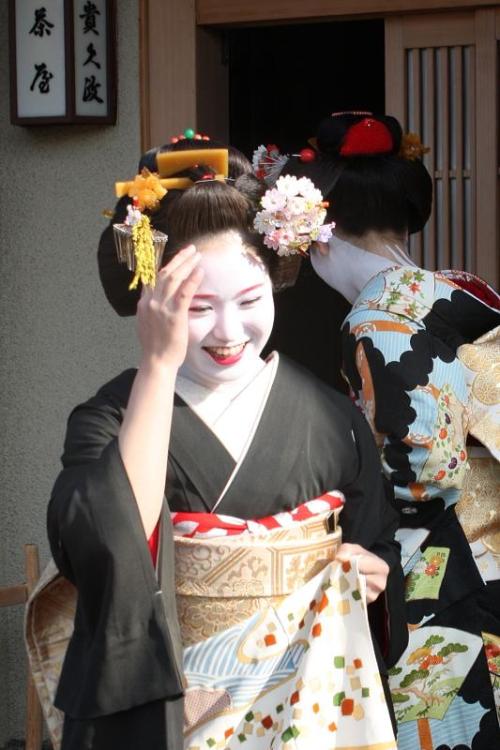 geisha-kai:   Shigyoshiki 2015: maiko Kimihiro and her real sister, Kimitoyo from okiya Toshikimi in Miyagawacho (SOURCE) 