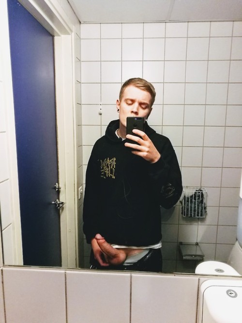 thenorthshark:  When you can’t focus in class so you sneak off to the bathroom to send teasing