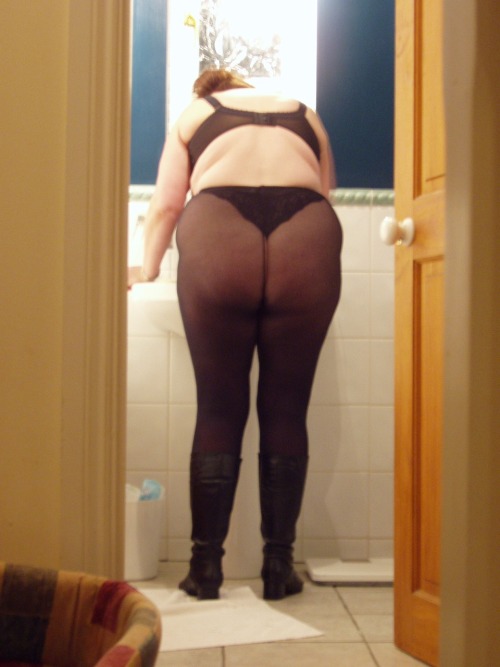 justpicsofmywife:Getting ready for her lover