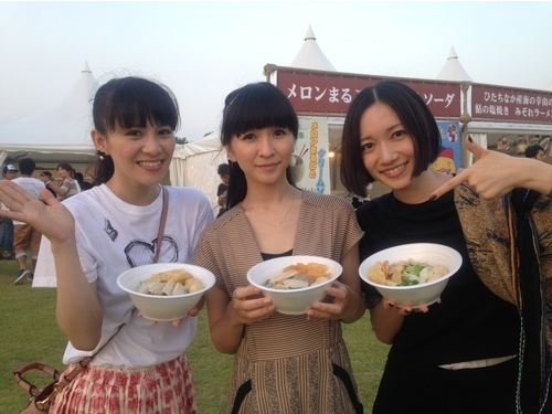kwwwsk:  Perfume、念願のタイラーメンと！ - ROCKIN'ON JAPAN 編集部日記 (2015/08/02)| ブログ | RO69(アールオーロック) - ロッキング・オンの音楽情報サイト  昨日のROCK IN JAPAN、あの涙涙の大トリ以来、2年ぶりにGRASS