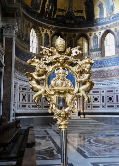 Ostensorio d'oro con campana e braccia papali, Basilica Papale di San Paolo, Roma, 2019.