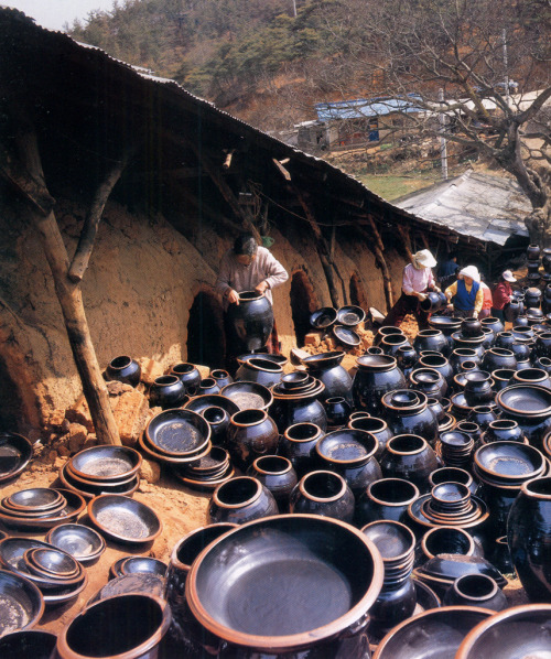ortut:Kang Bong Kyu (강봉규)1. 옹기요지, 19812. 청자가마 [Celadon Kiln], 1987