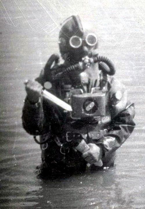 greasegunburgers:  Soviet diver with a NV-1 knife. This knife was a mandatory accessory included in any diving equipment. A bronze blade amagnetic variant was also developed to avoid triggering high-sensitivity magnetic detonators of mines.  