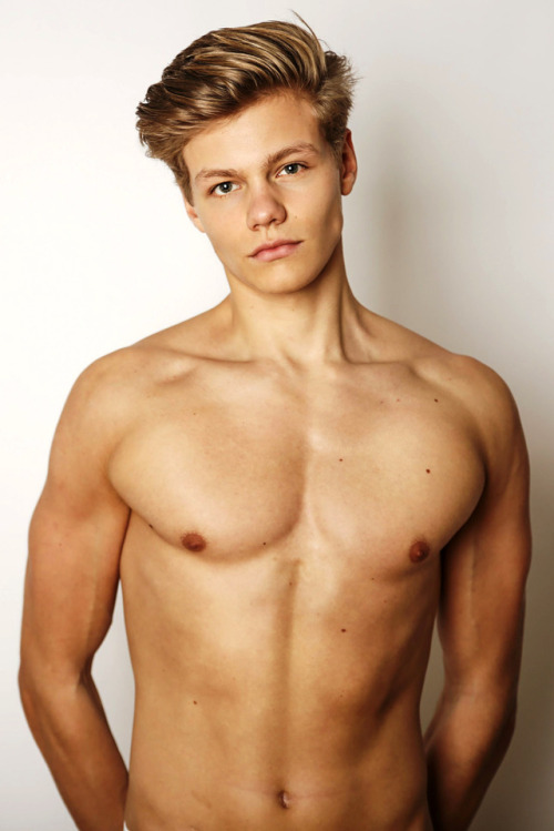 Florian Maček- am i the only person who thinks he looks like BelAmi porn star Christian Lundgren?