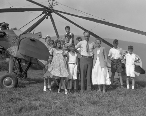 Harold Pitcairn poses with his sister-in-law Mildred Glenn Pitcairn, nieces, nephews, and friends, a